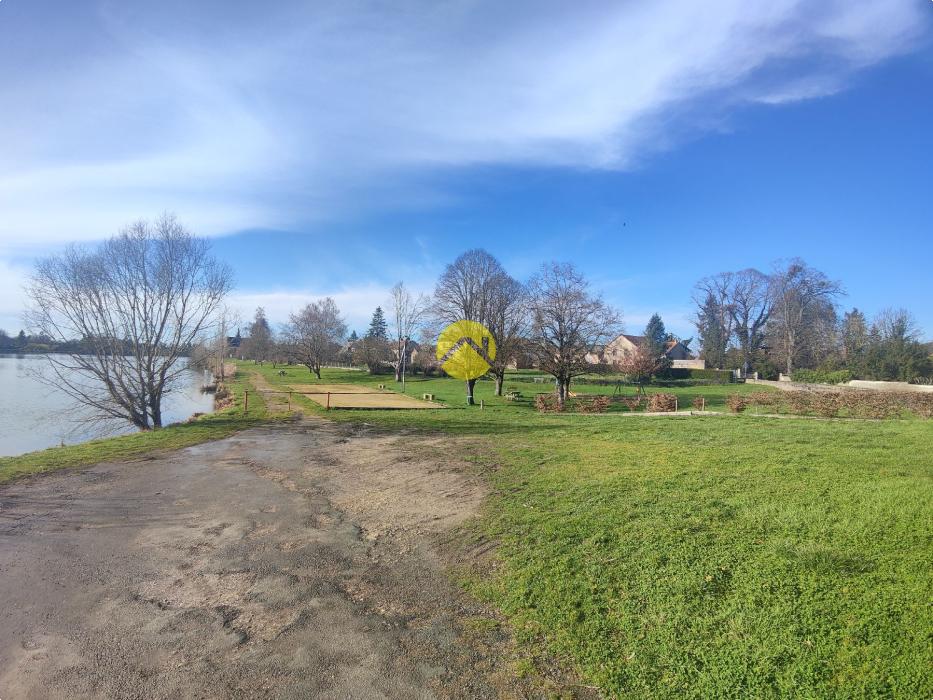 TERRAIN A BATIR AU BORD DE L'EAU
