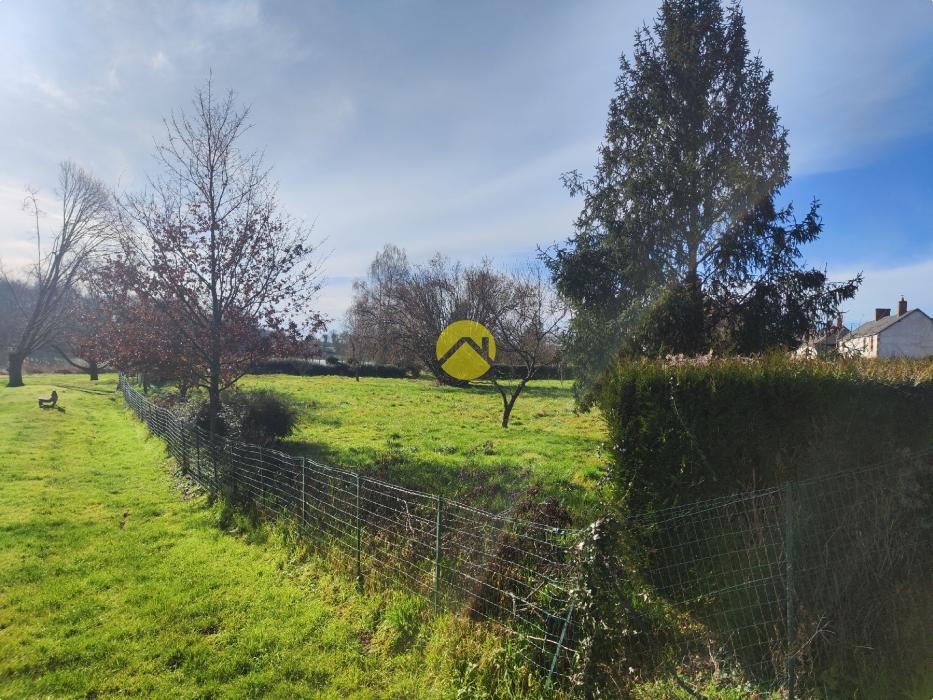 TERRAIN A BATIR AU BORD DE L'EAU
