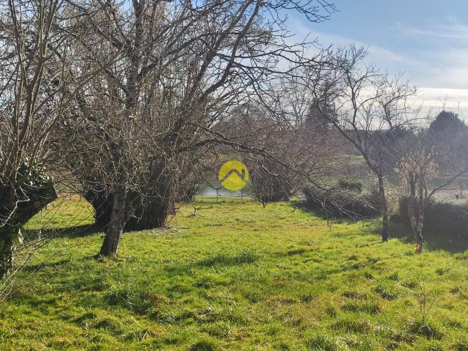 TERRAIN A BATIR AU BORD DE L'EAU