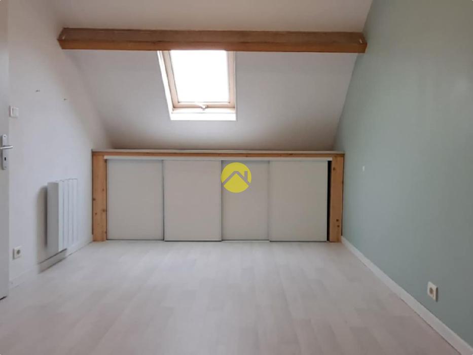 Maison avec un grand garage