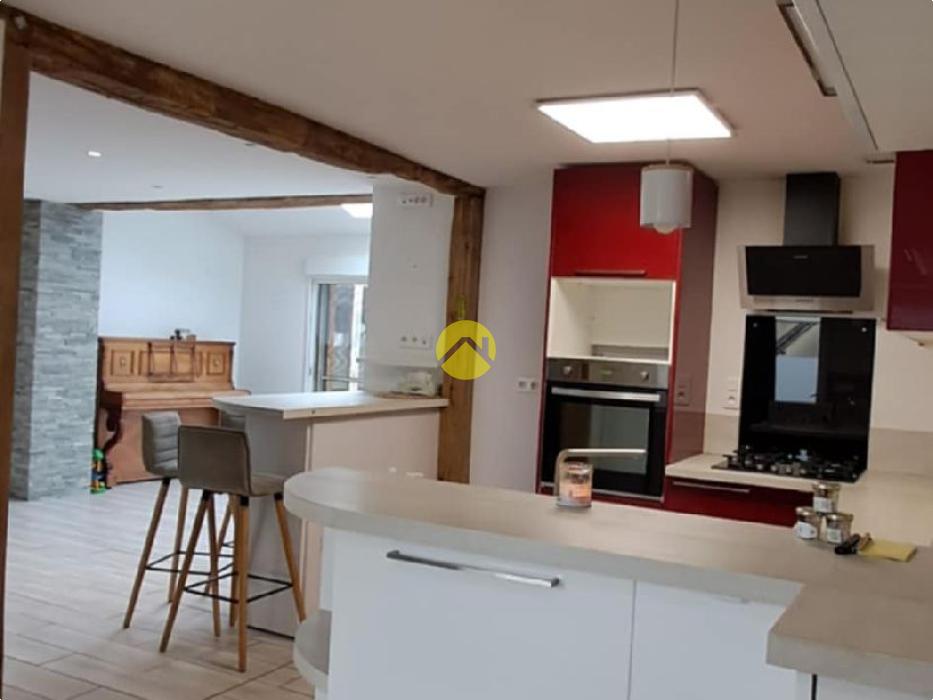 Maison avec un grand garage