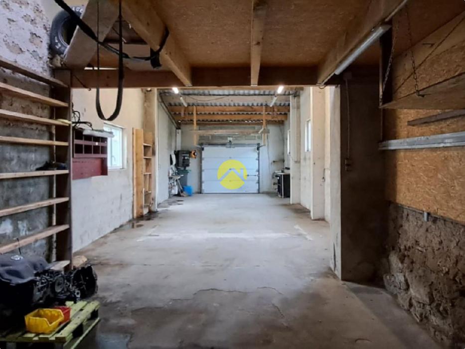 Maison avec un grand garage