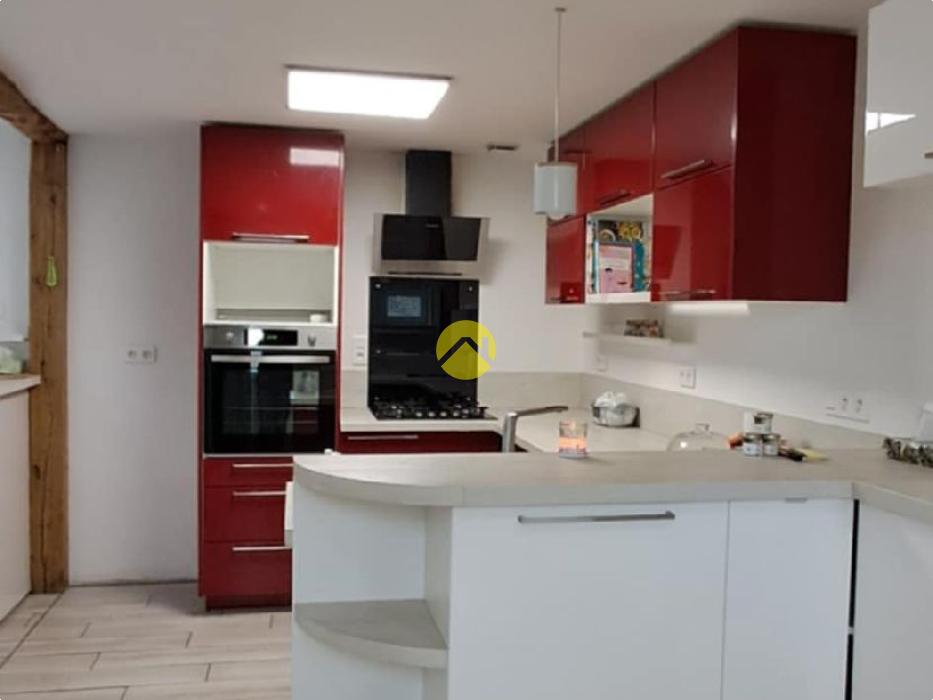 Maison avec un grand garage