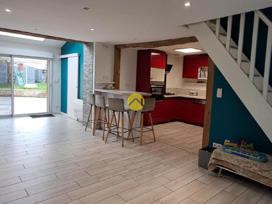 Maison avec un grand garage