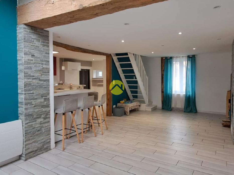 Maison avec un grand garage