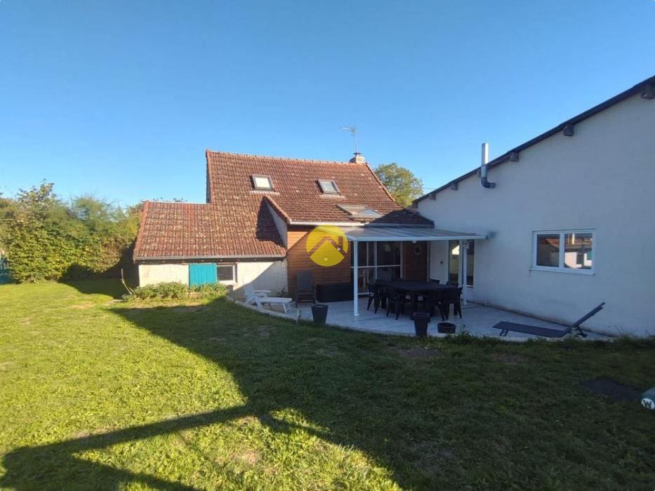 Maison avec un grand garage