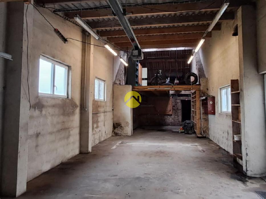 Maison avec un grand garage