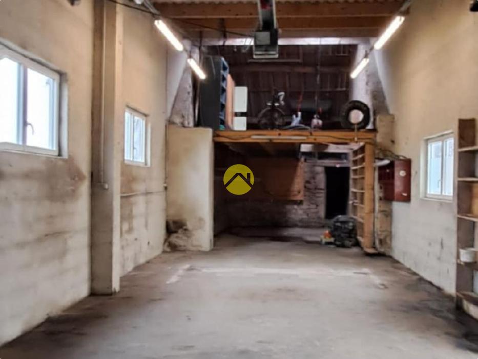 Maison avec un grand garage