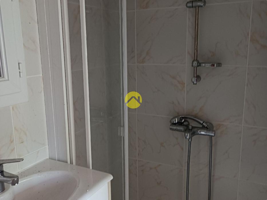 MAISON PROCHE COMMERCES