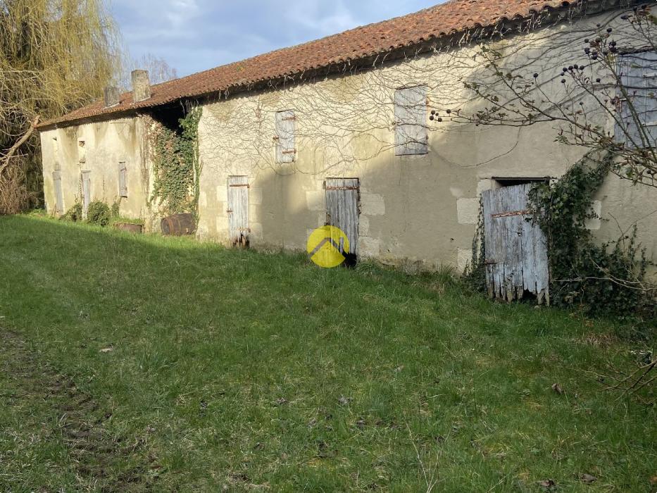 Corps de ferme à restaurer 