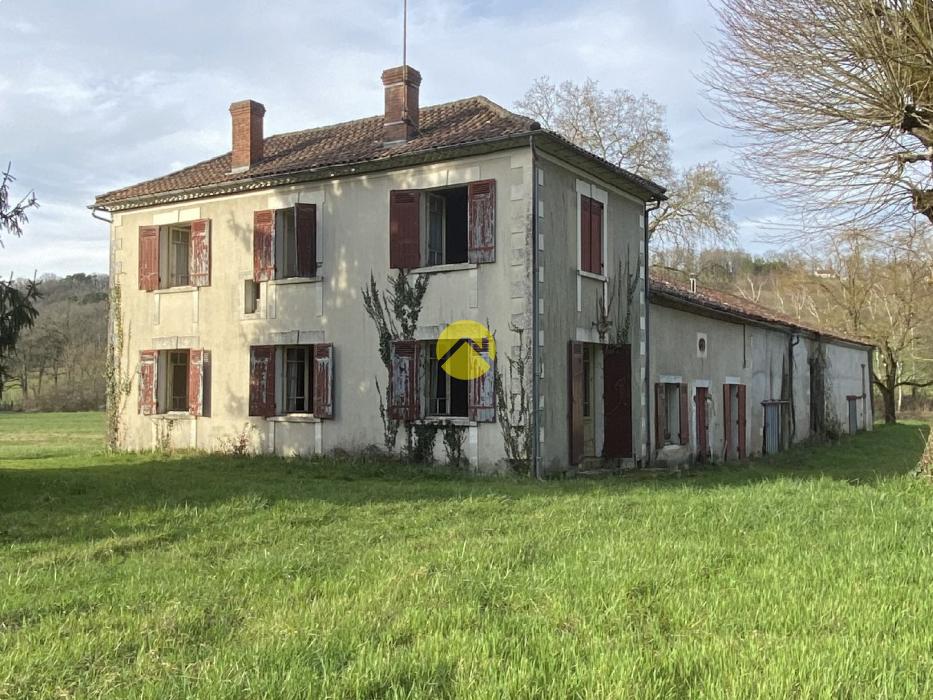 Corps de ferme à restaurer 