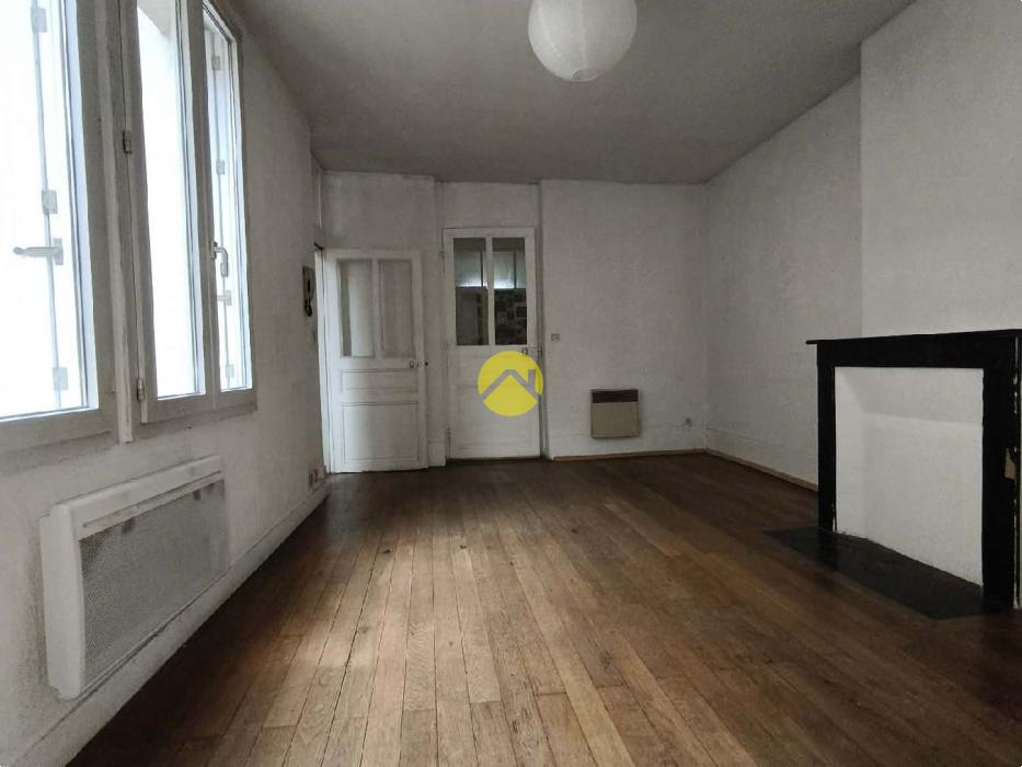 Dans joli ville bord Creuse 