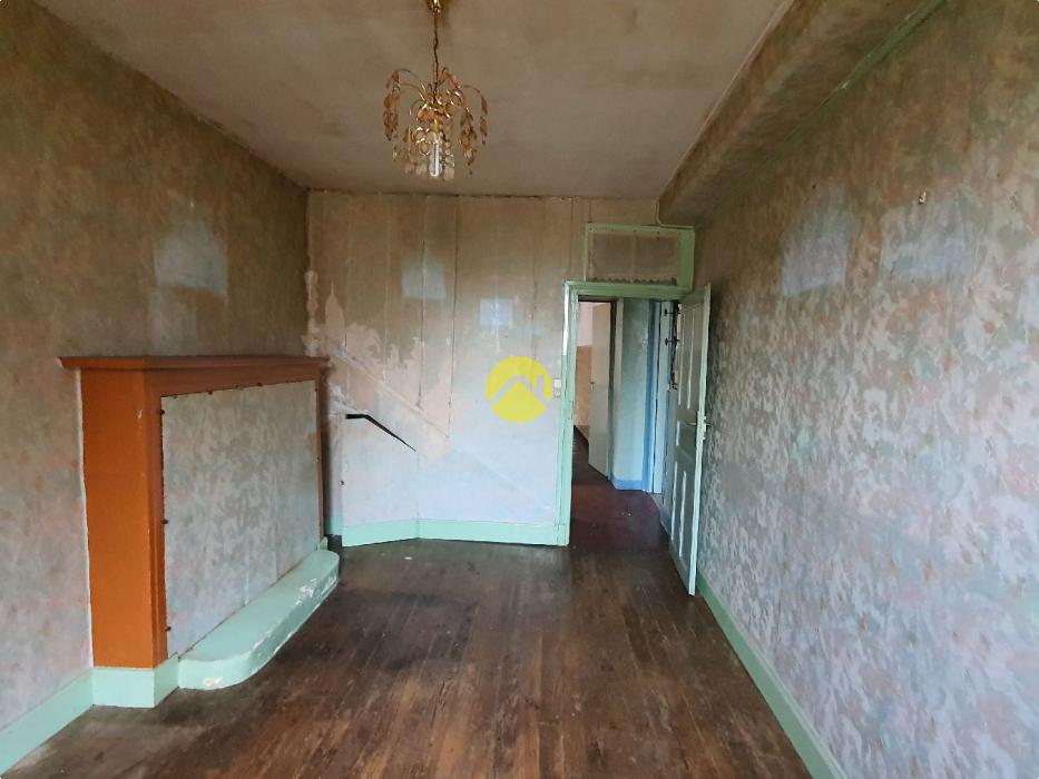 Sur la place du village 