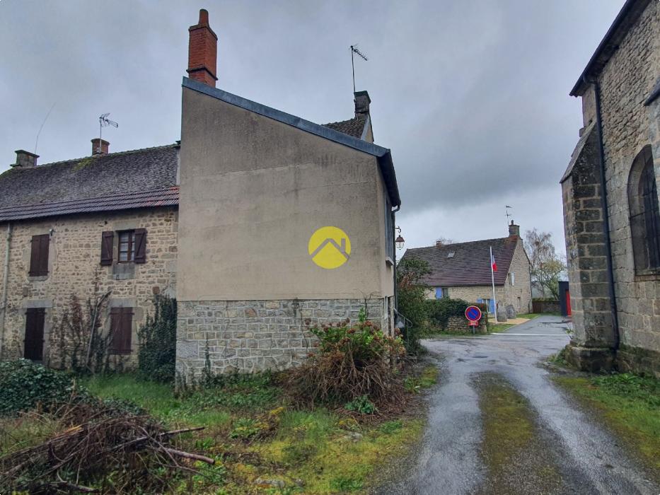 Sur la place du village 