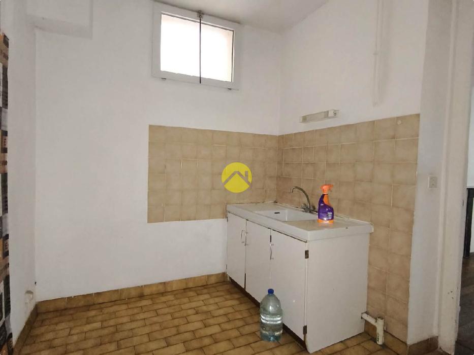 Dans joli ville bord Creuse 