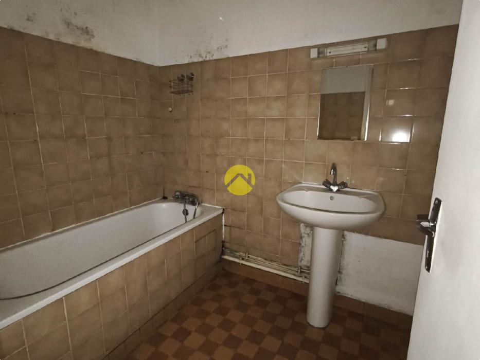 Dans joli ville bord Creuse 