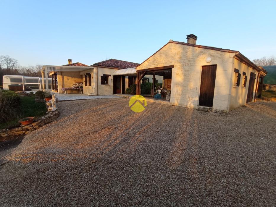 Belle maison avec un grand terrain 