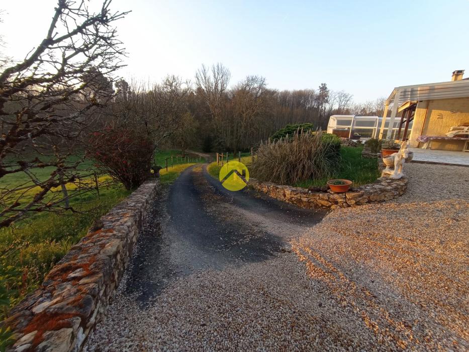 Belle maison avec un grand terrain 