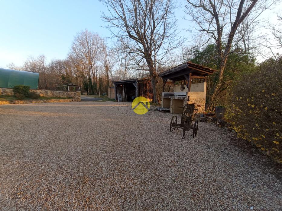 Belle maison avec un grand terrain 