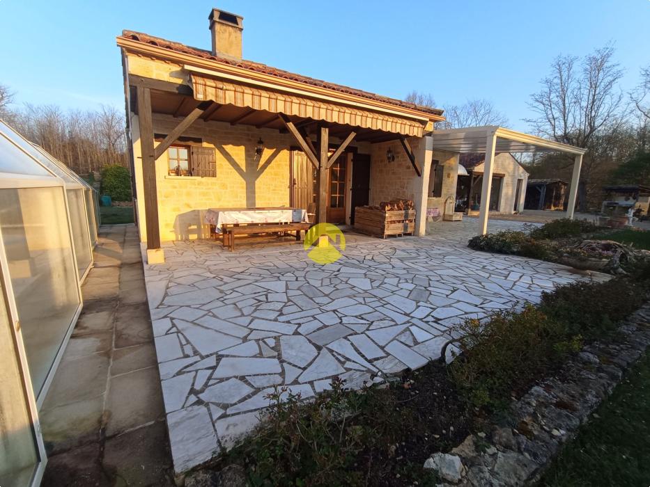 Belle maison avec un grand terrain 