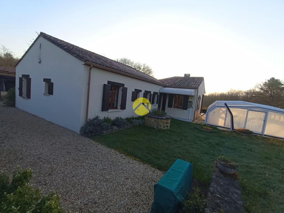 Belle maison avec un grand terrain 