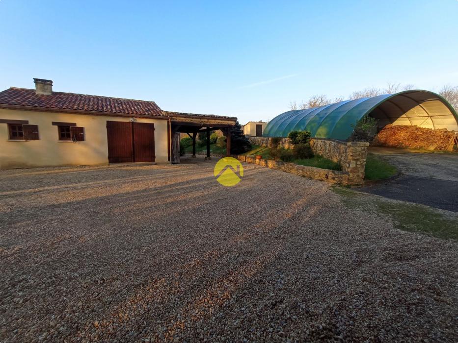 Belle maison avec un grand terrain 