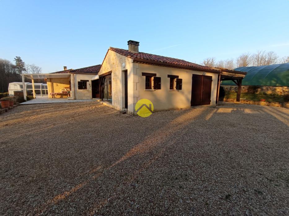 Belle maison avec un grand terrain 