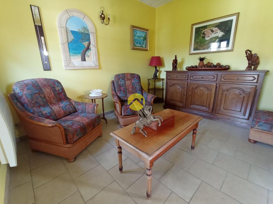 Belle maison avec un grand terrain 