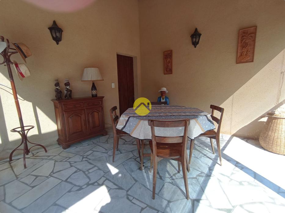 Belle maison avec un grand terrain 