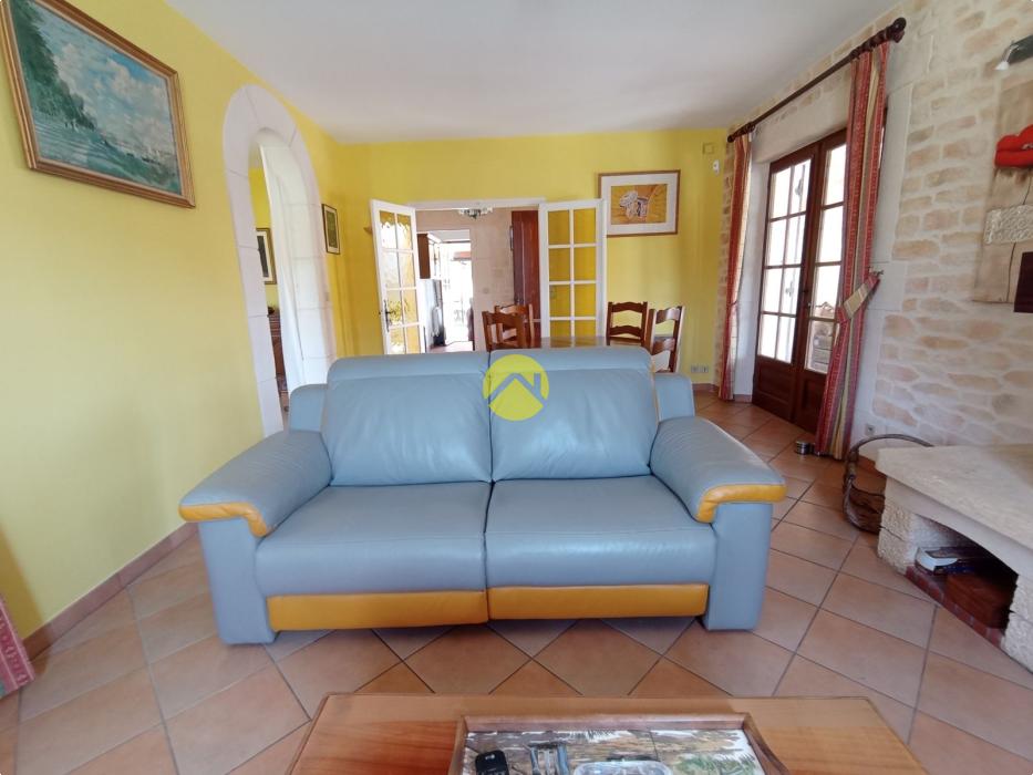 Belle maison avec un grand terrain 