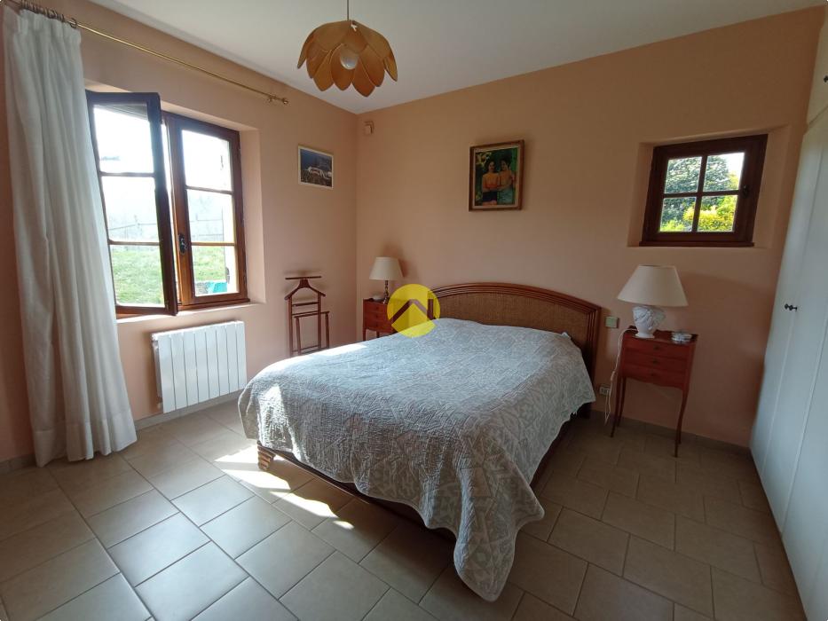 Belle maison avec un grand terrain 