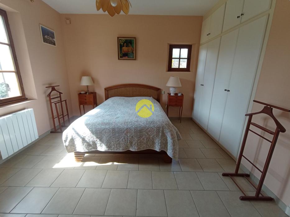 Belle maison avec un grand terrain 