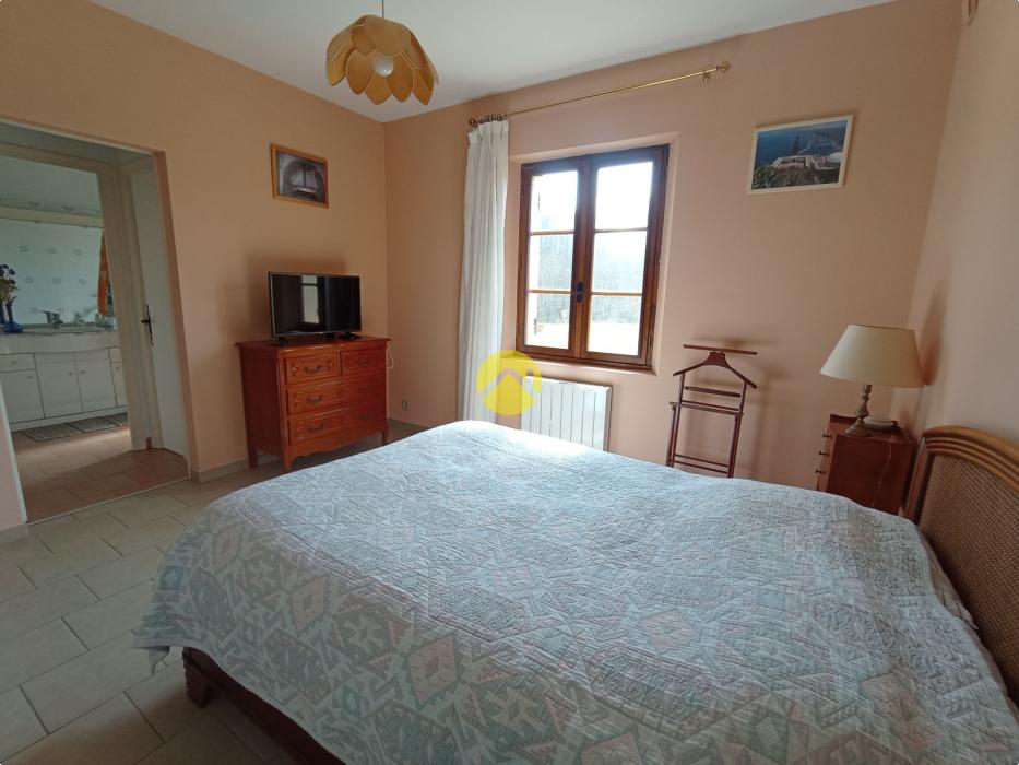 Belle maison avec un grand terrain 