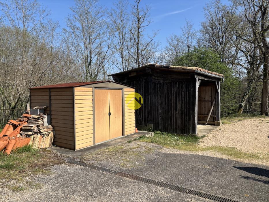 Belle maison avec un grand terrain 