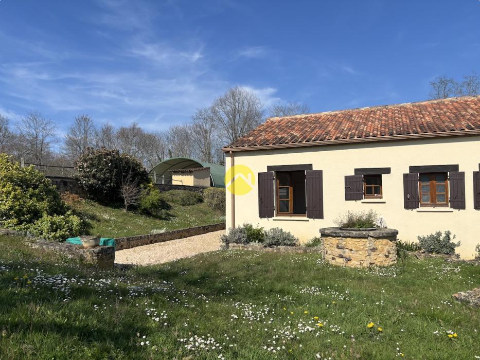 Belle maison avec un grand terrain 