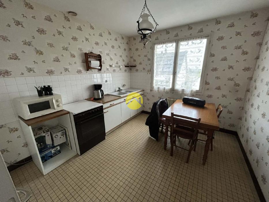 Maison élevée sur sous sol