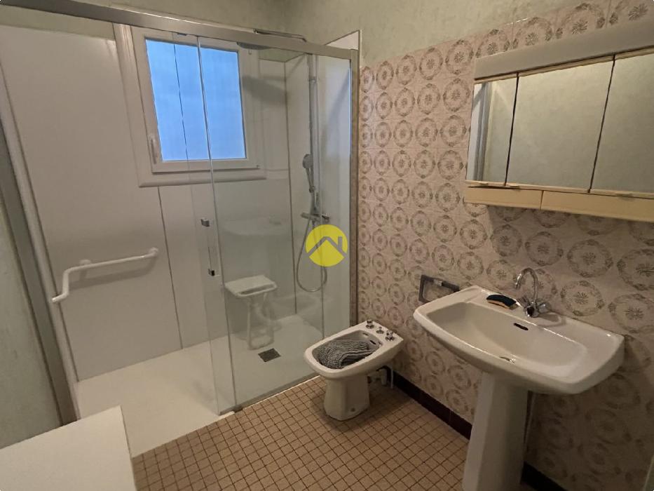 Maison élevée sur sous sol