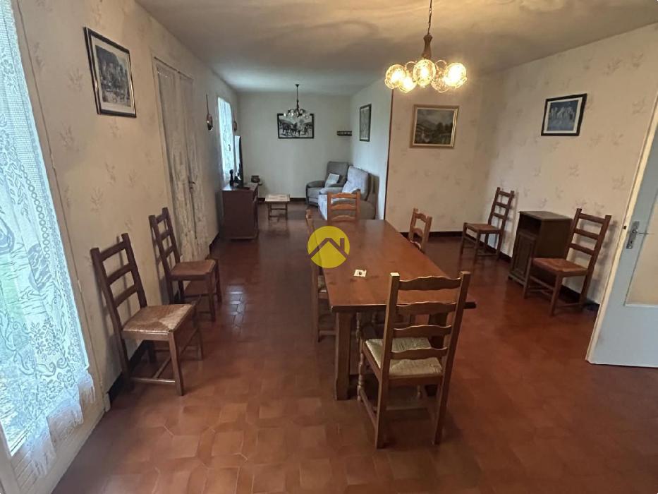 Maison élevée sur sous sol