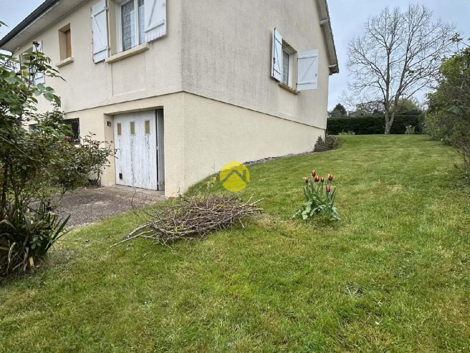 Maison élevée sur sous sol