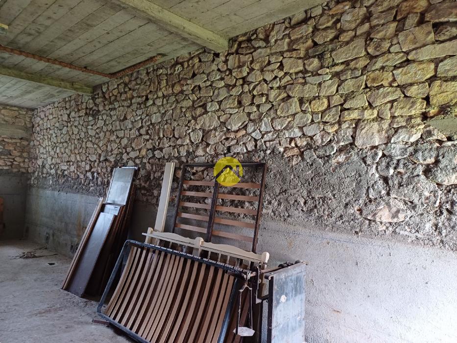 Maison élevée sur sous sol