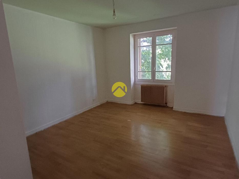 Maison élevée sur sous sol