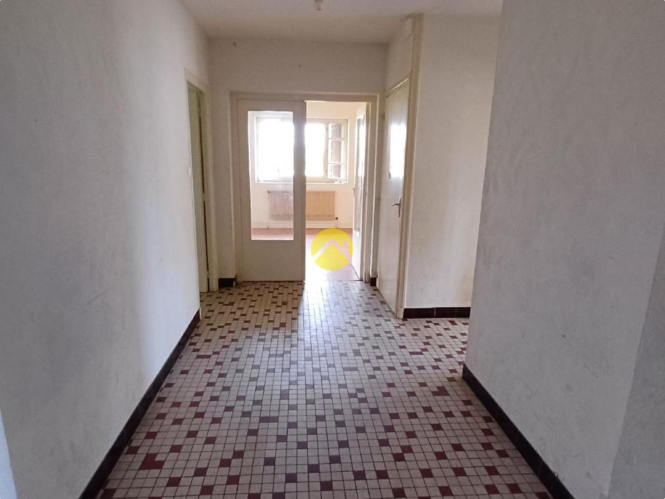 Maison élevée sur sous sol