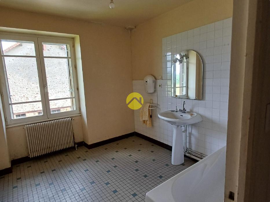 Maison élevée sur sous sol