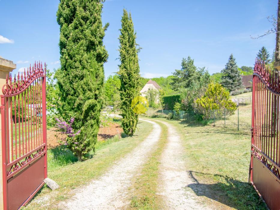 Maison rénovée avec hangar