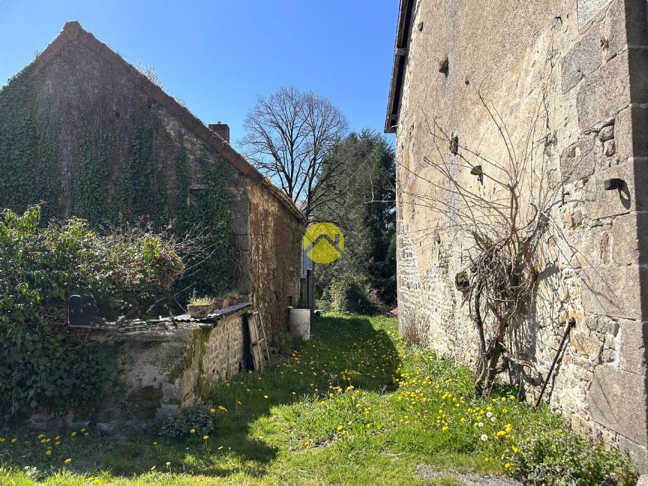 ANCIENNE MAISON EN PIERRE ET PARC 