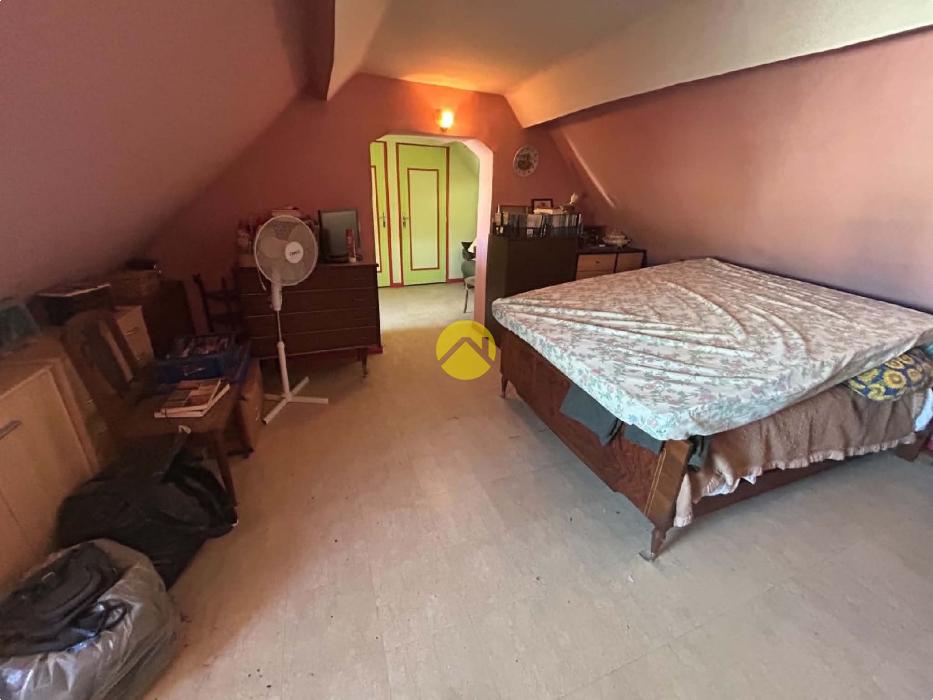 Maison avec dépendances et terrain
