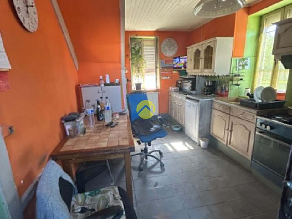 Maison avec dépendances et terrain