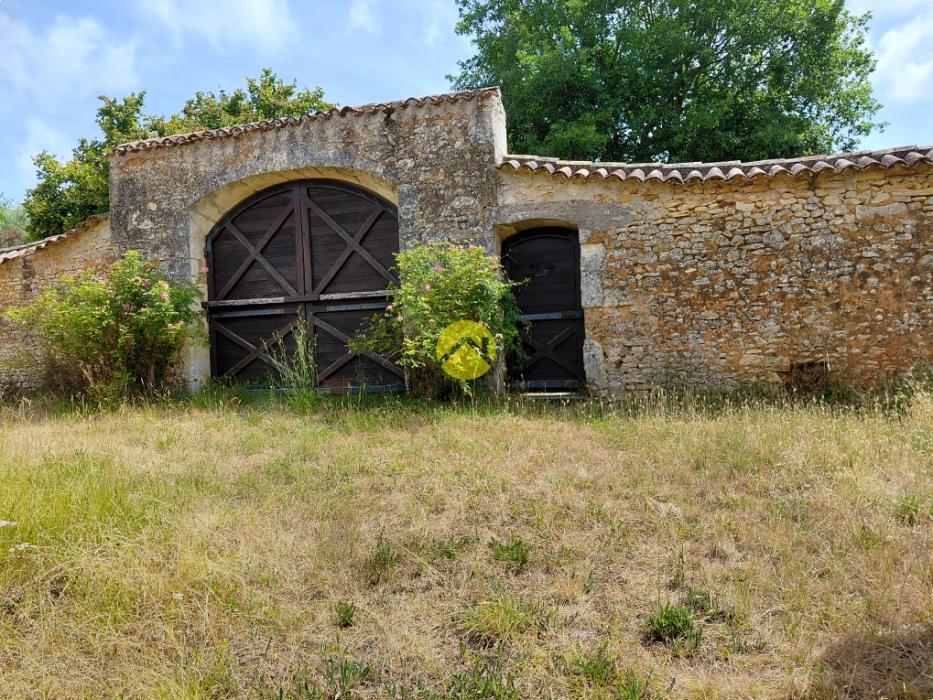 Bâtisses en pierre & son pigeonnier