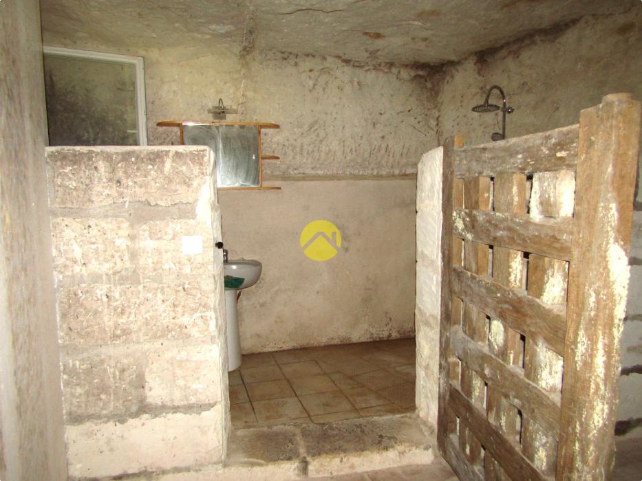 Maison + dépendance troglodyte