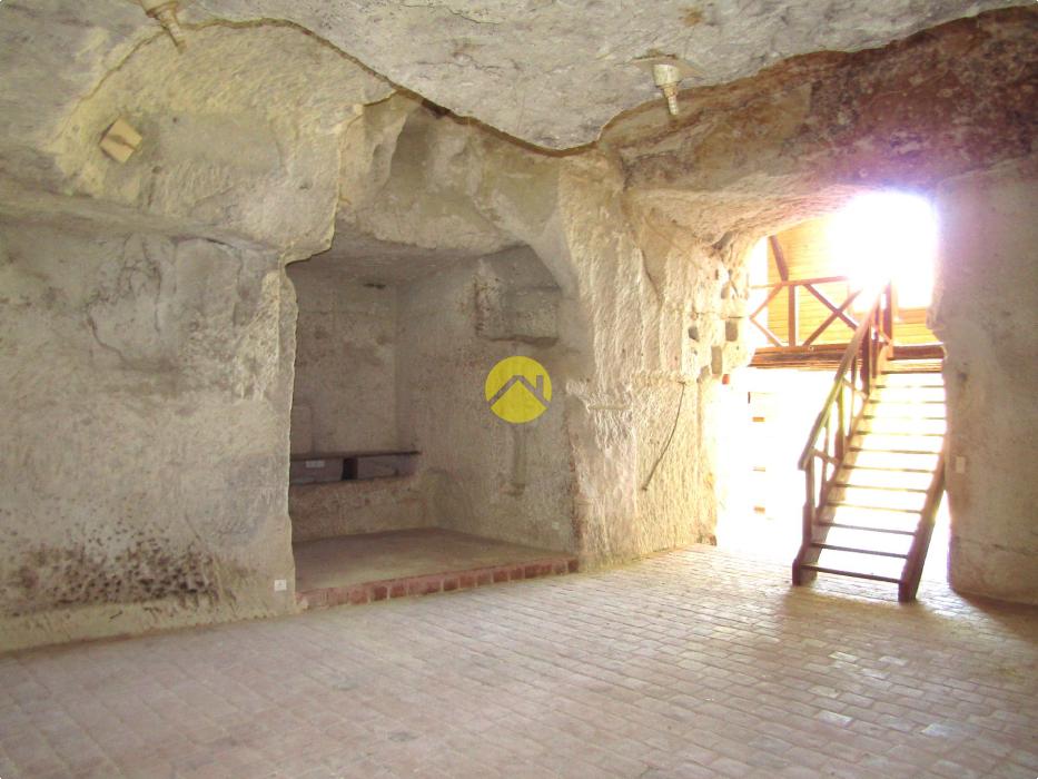 Maison + dépendance troglodyte